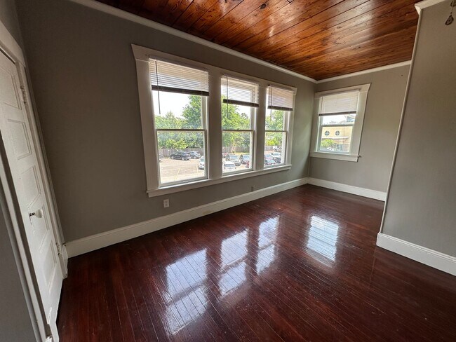 Building Photo - Studio Apartment Neighboring Med School