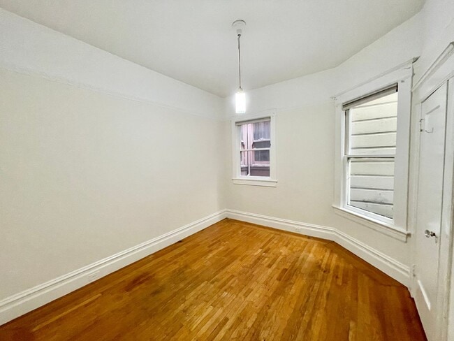 Building Photo - 927-929 Lincoln Way