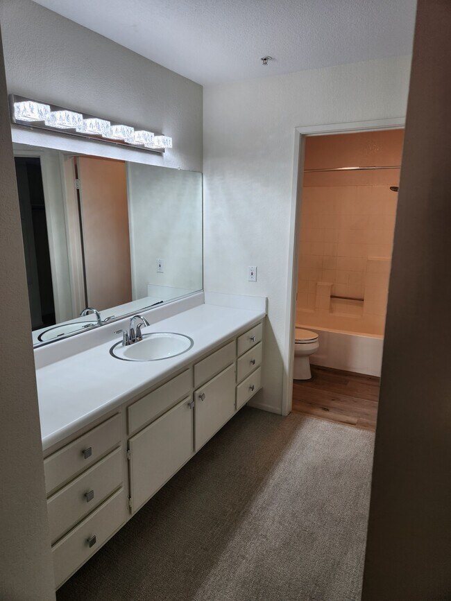 Building Photo - 8707 E Indian Hills Rd