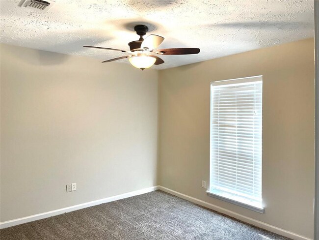 Building Photo - 22226 Meadowhill Dr