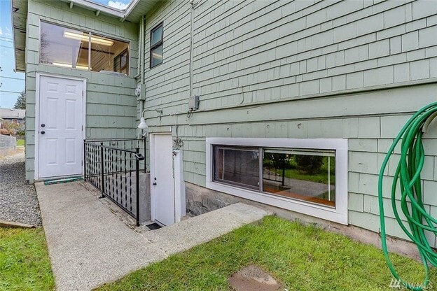 Unit Entry - 7730 18th Ave SW