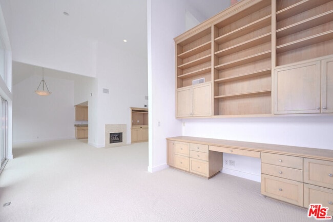 Building Photo - 4250 Vía Dolce