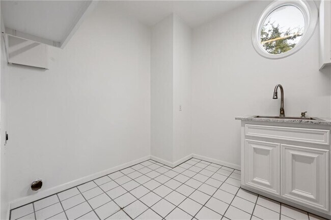 Building Photo - 16018 Fontaine Ave