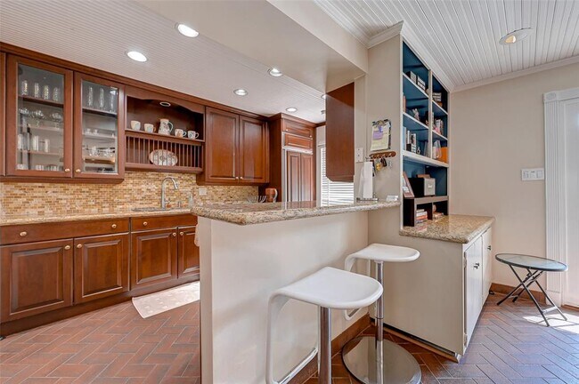 Building Photo - 6329 Del Monte Dr