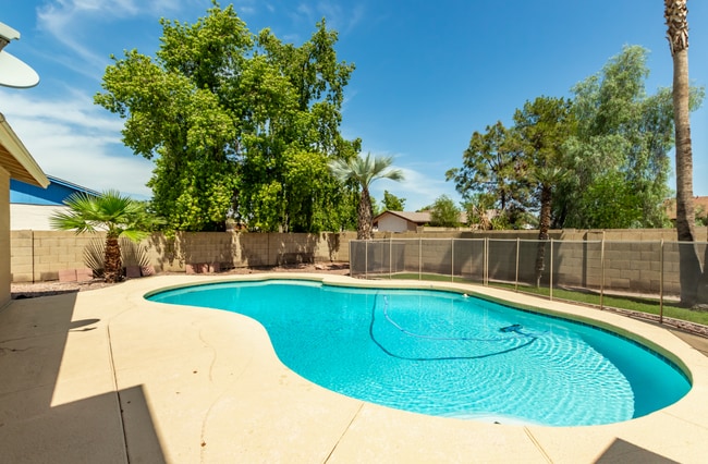 Building Photo - 2215 N Los Altos Dr