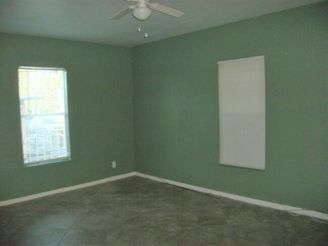 Building Photo - Pet friendly 2 bedroom cottage in Daytona Beach