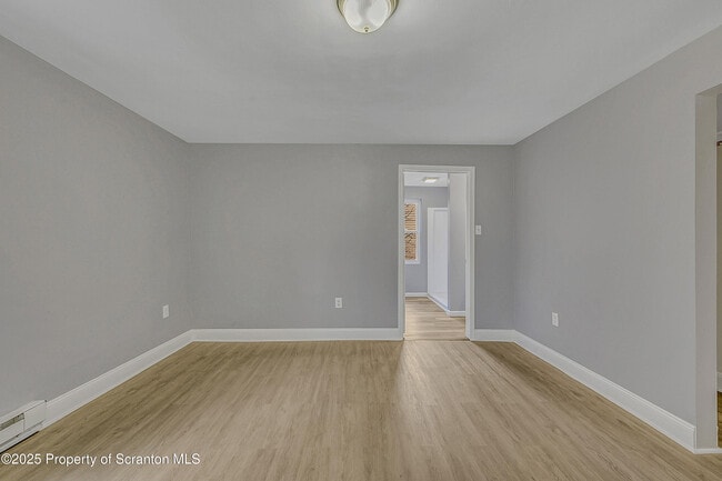 Building Photo - 916 W Linden St