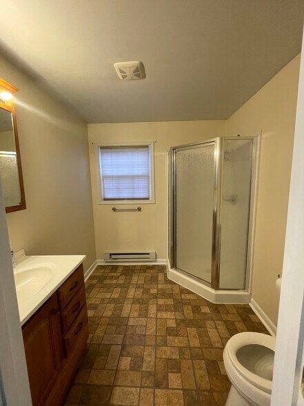 Master Suite Bthrm - 8234 Roanoke Ct