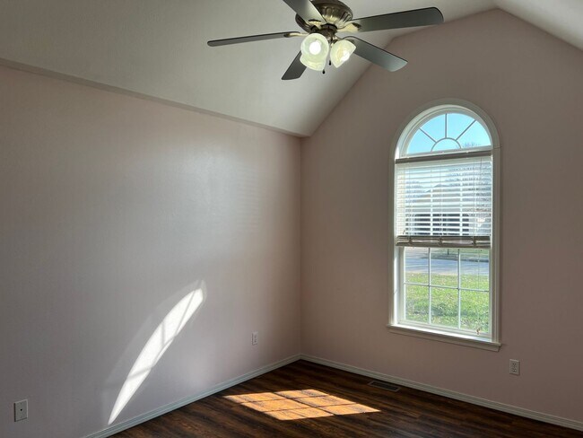 Building Photo - 3 Bed / 2 Bath Springfield Address, Republic Schools