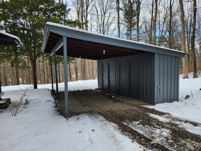 Building Photo - 568 River Rd