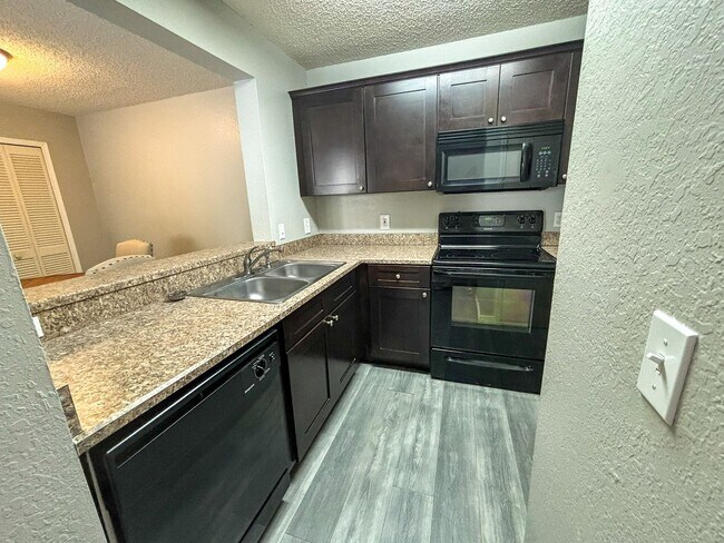 Building Photo - Windsor Park #317 - Pet Friendly!