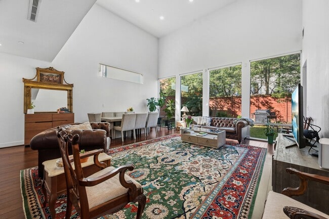 Building Photo - 3302 Lake St