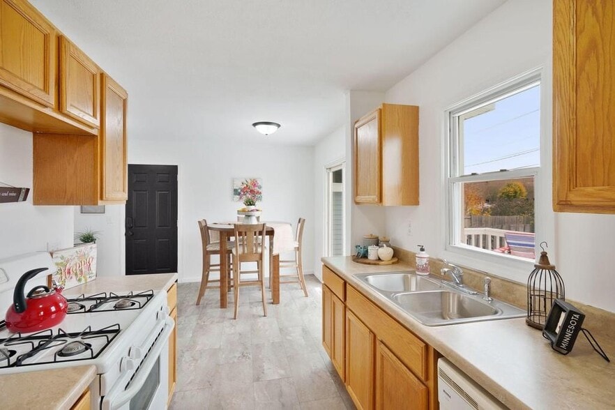 Building Photo - 5060 Hughes Ave NE