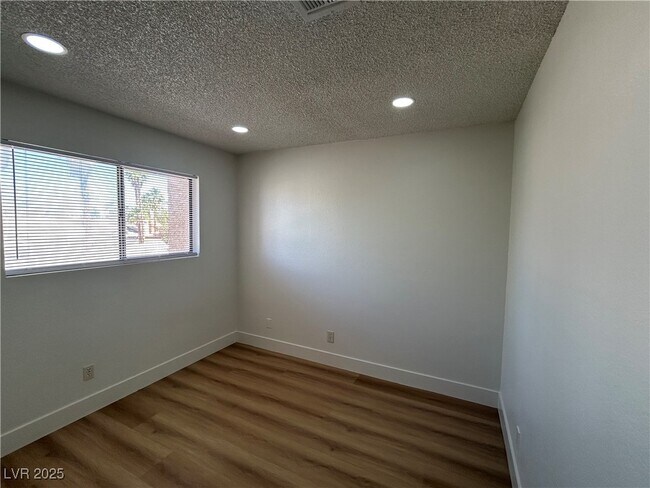 Building Photo - 3937 S Torrey Pines Dr