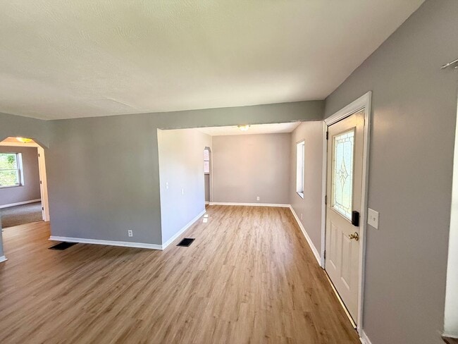 Building Photo - Cozy & Spacious 4-Bedroom Home in Cincinnati