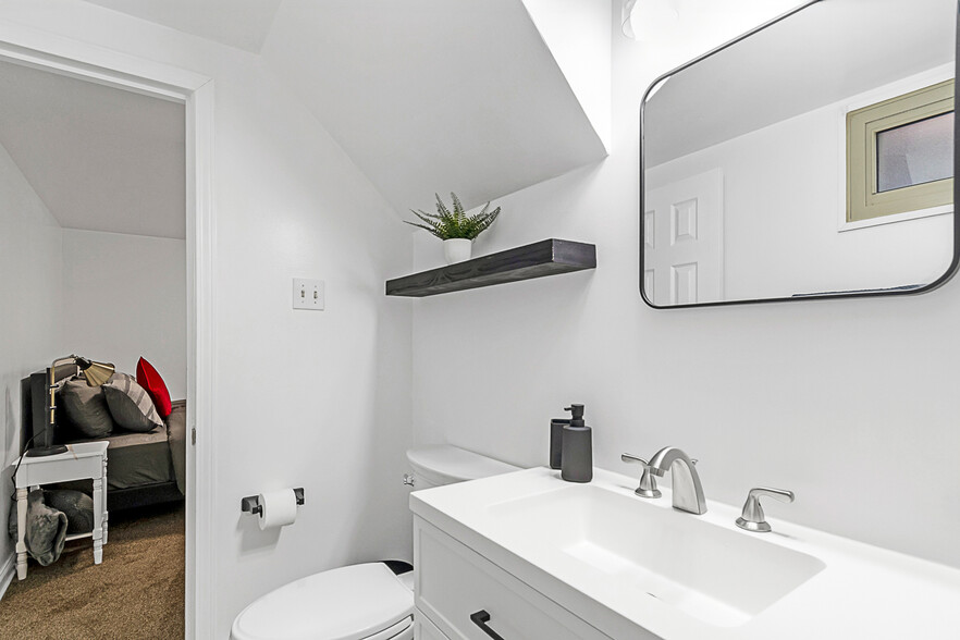 Unit 1 bathroom - 710 W 1st Ave