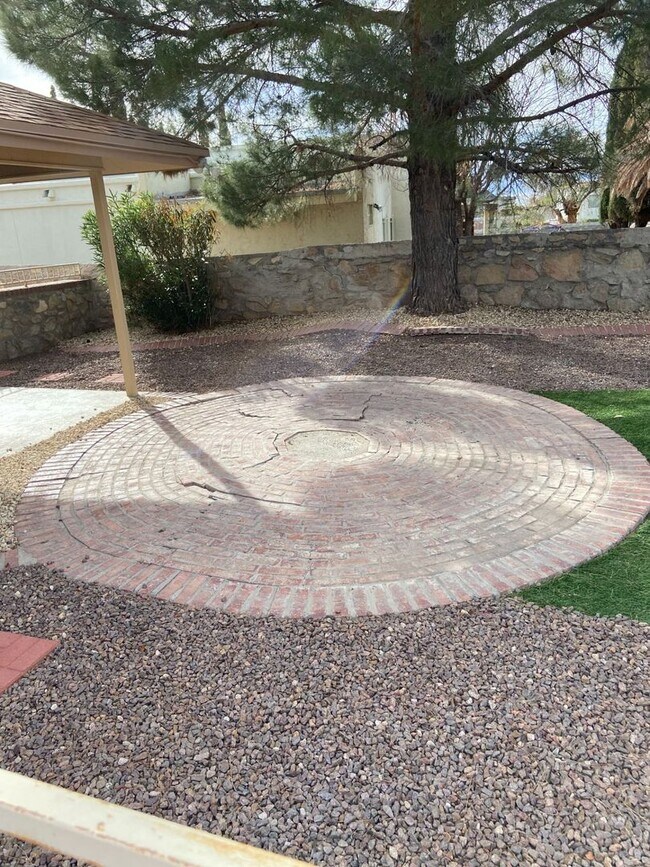 Building Photo - Home For Rent