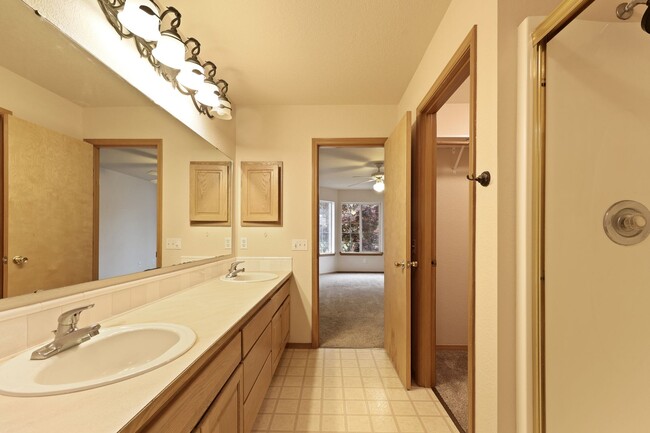 Building Photo - Move in ready now! 4 bedrooms in Lacey - North Thurston School district.