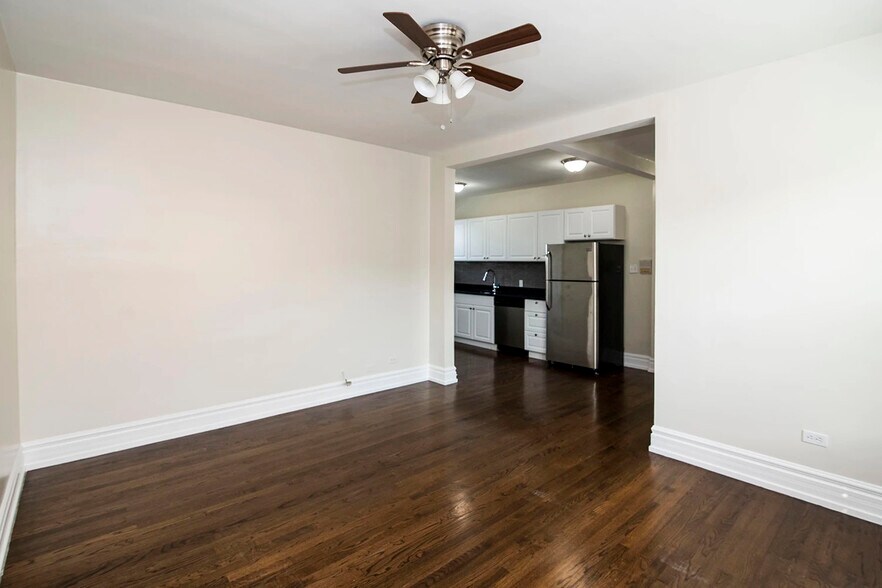 Building Photo - 3829 N Greenview Ave