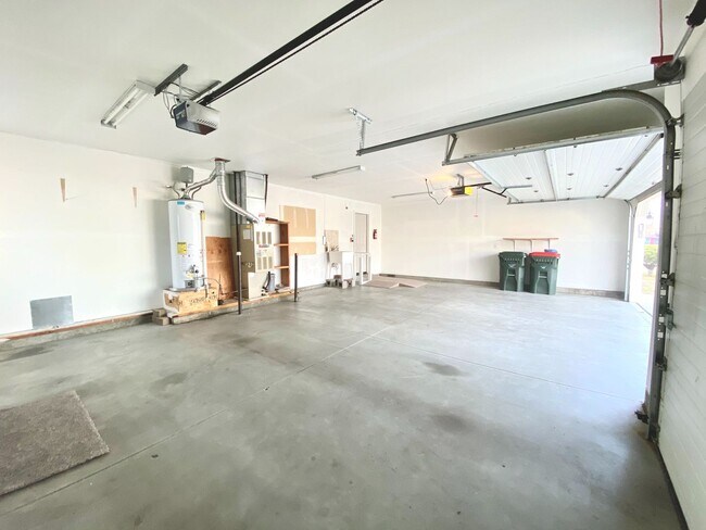 Building Photo - 3 Bed 2 Bath Single Level Home with 3 Car ...
