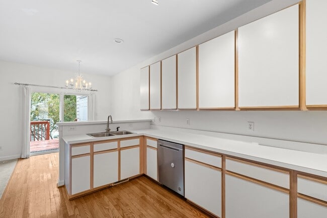 Building Photo - 2723 Sterling Park Dr
