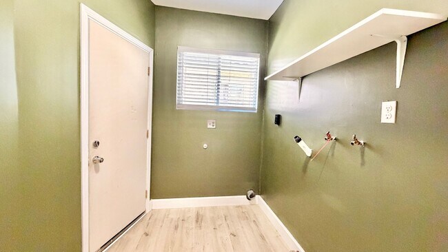 Building Photo - 1280 Alturas Rd
