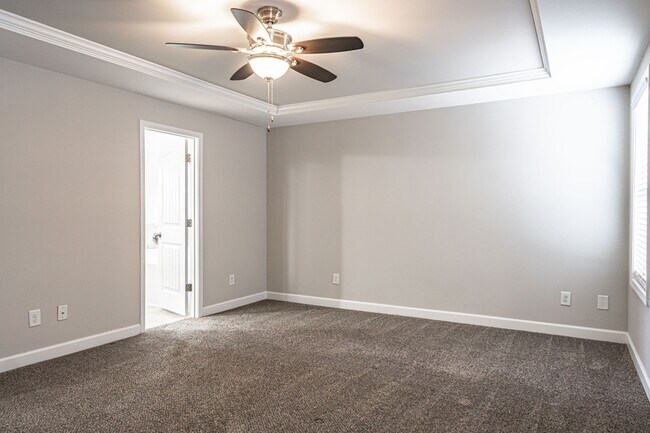 Building Photo - 135 Almond Dr