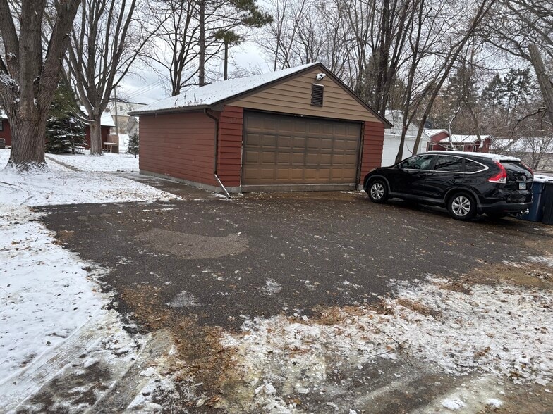 Driveway/parking/ separate garage - 3477 5th St NE