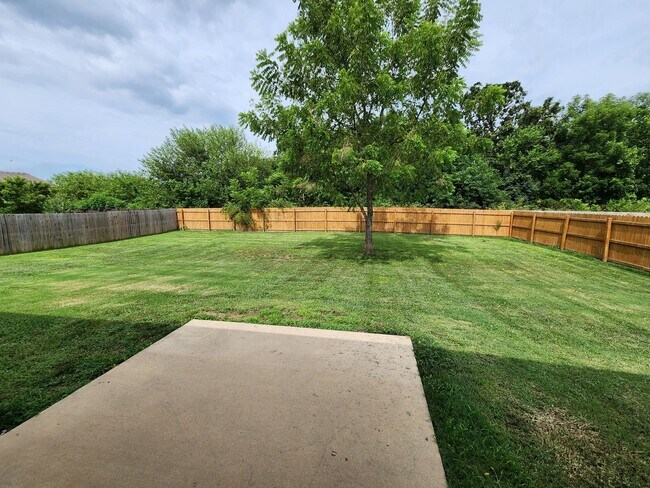 Building Photo - Spacious 3-Bedroom, 2-Bathroom Home AVAILA...