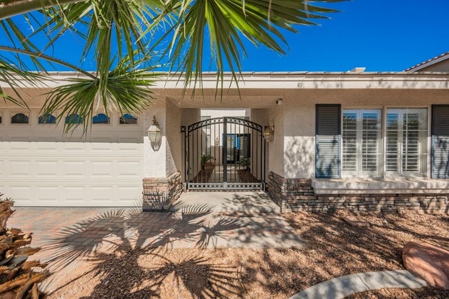 Building Photo - Gorgeous 1 Story Home in Gated Community