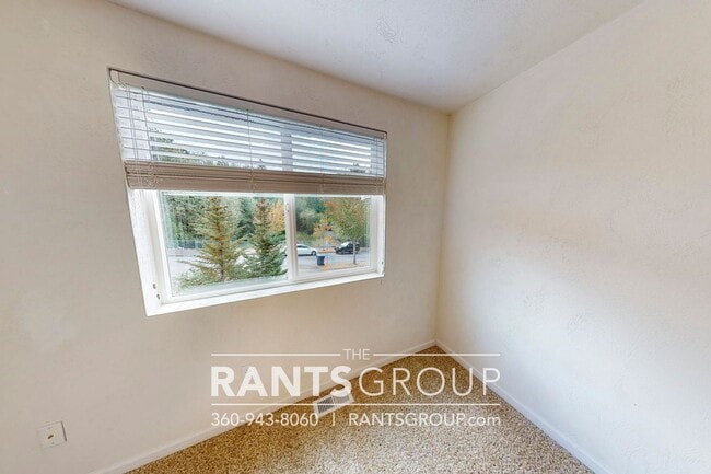 Building Photo - 4-bedroom, 2-bathroom Home with Green Belt in A Prime Location!