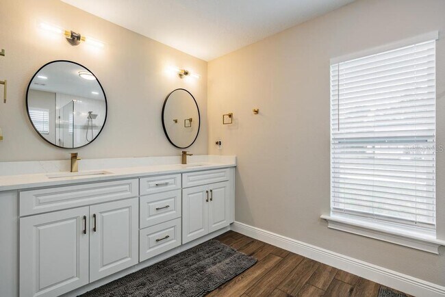 Building Photo - 106 1st Ave NE