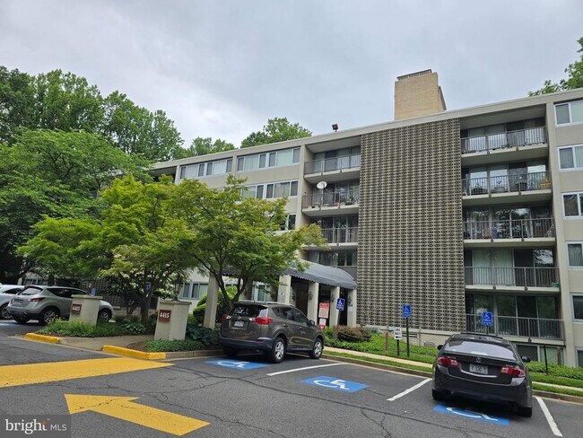 Building Photo - 4415 Briarwood Ct N