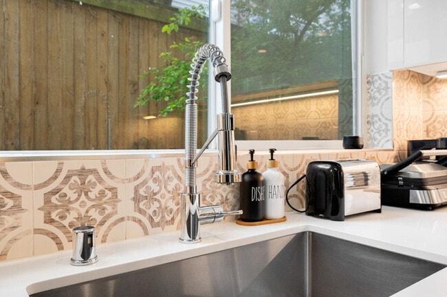 Building Photo - 620D 10th Ave E