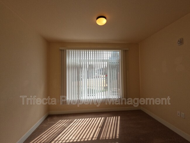 Building Photo - 2445 Windrow Dr