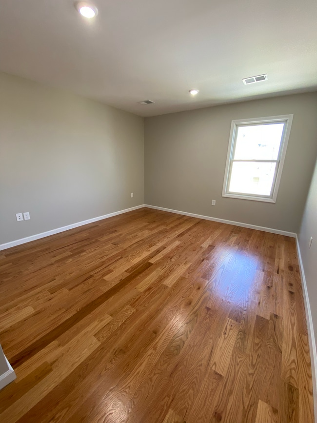 Building Photo - 464 Chestnut St