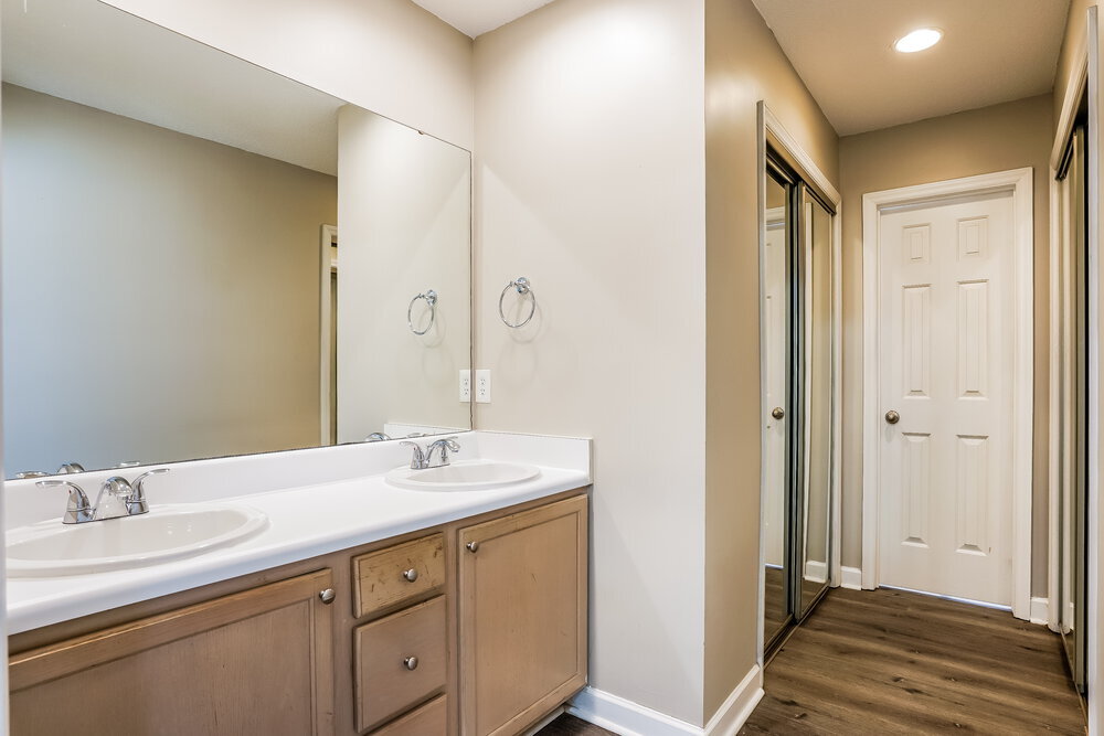 Building Photo - 1940 Shadow Glen Dr