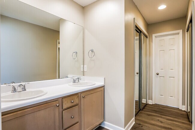 Building Photo - 1940 Shadow Glen Dr