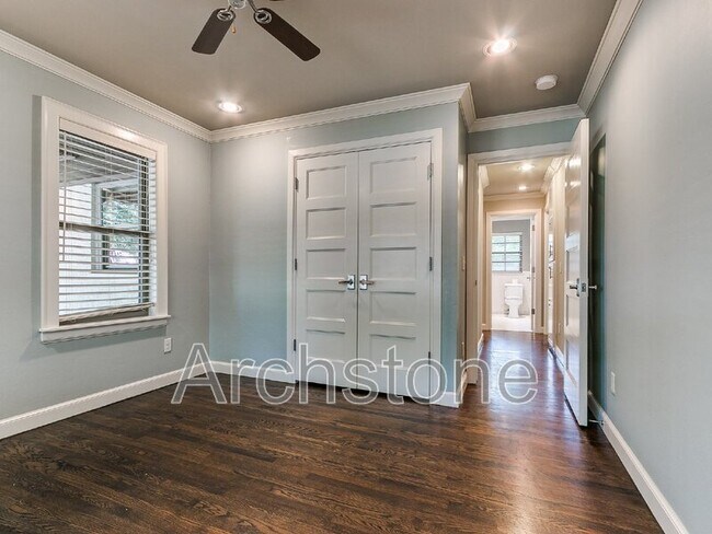 Building Photo - 9631 Stratford Dr