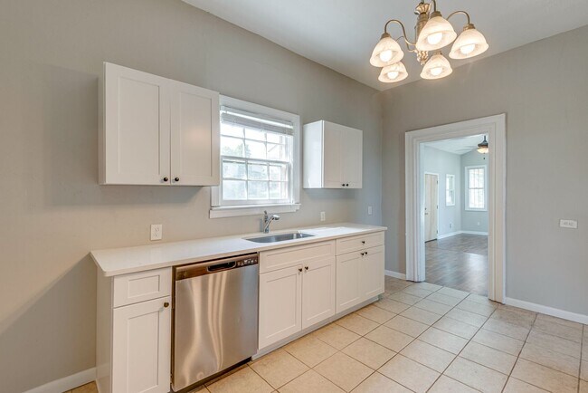 Building Photo - Charming 4-Bed Home Minutes from Downtown ...