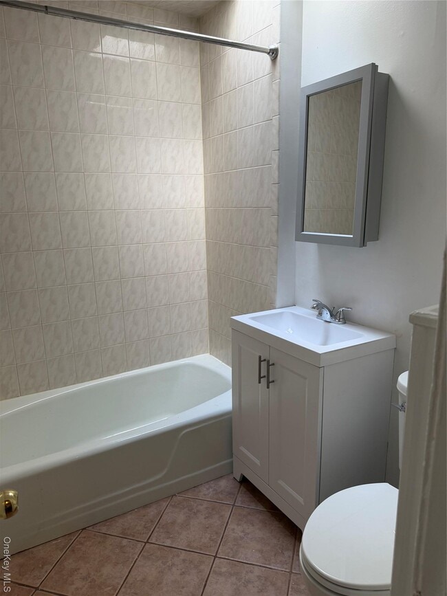 Building Photo - 322 Jericho Tpke