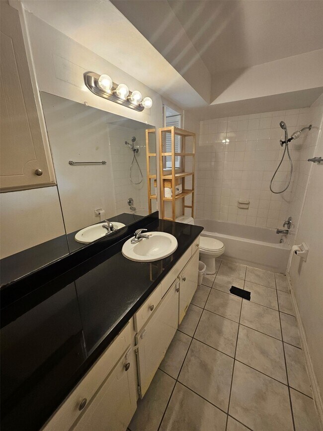 Building Photo - 7900 Westheimer Rd