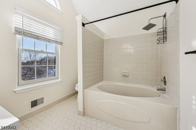 Building Photo - 1075 Ash Dr