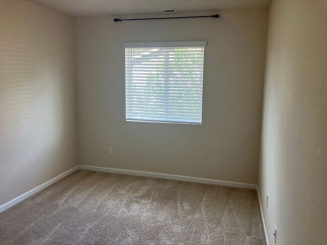 Building Photo - Three Bedroom Townhouse in South Salem