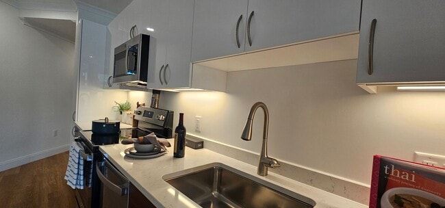 Building Photo - Chestnut Hill Luxury 1-Bed 1-Bath Apartment