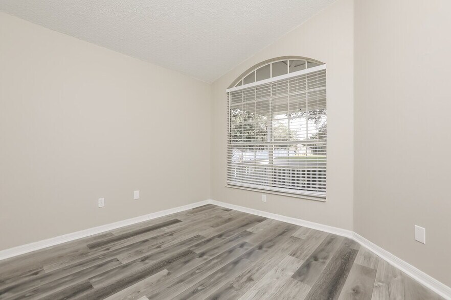 Building Photo - 1533 Oakwood Ct