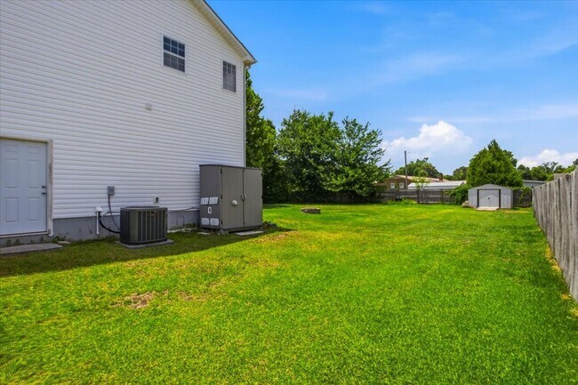 Building Photo - 3 Bedroom 2 Bathroom Home