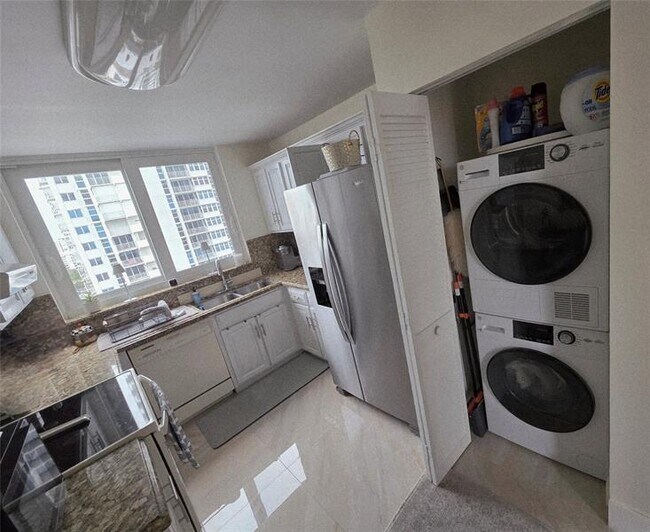 Building Photo - 1370 S Ocean Blvd