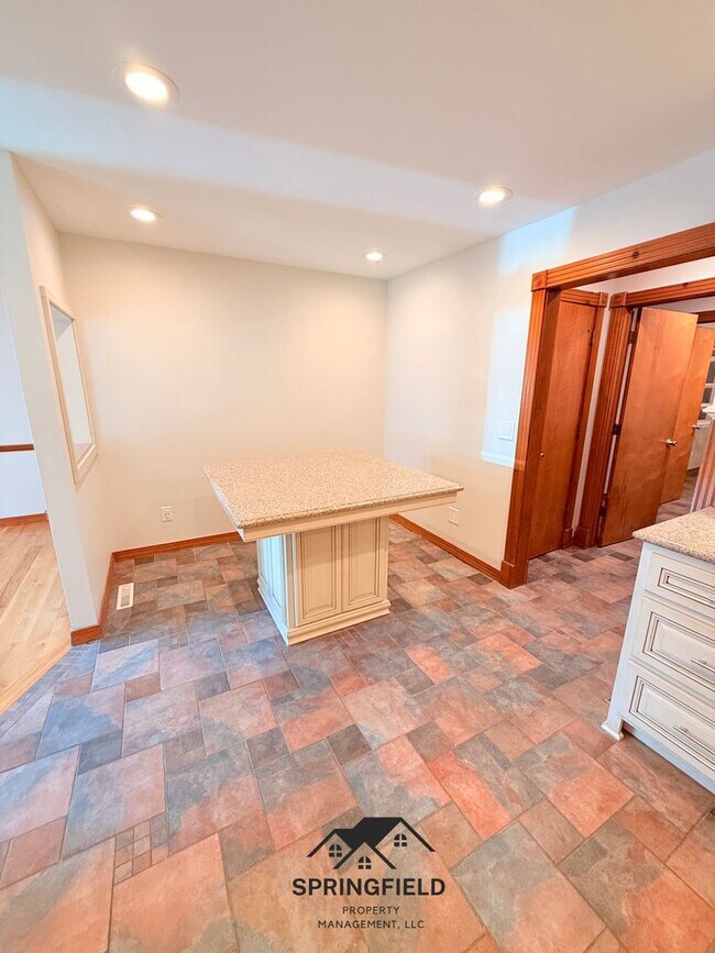 Building Photo - Location-Location, 4 BR / 2 Living Areas in SE Springfield w/ An Amazing Out Door Kitchen - Grill...