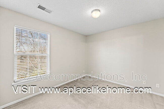 Building Photo - 2216 SW Rambling Vine Rd